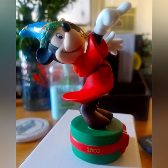Disney's Fantasia Mickey collectable ornament - Picture 4 of 6